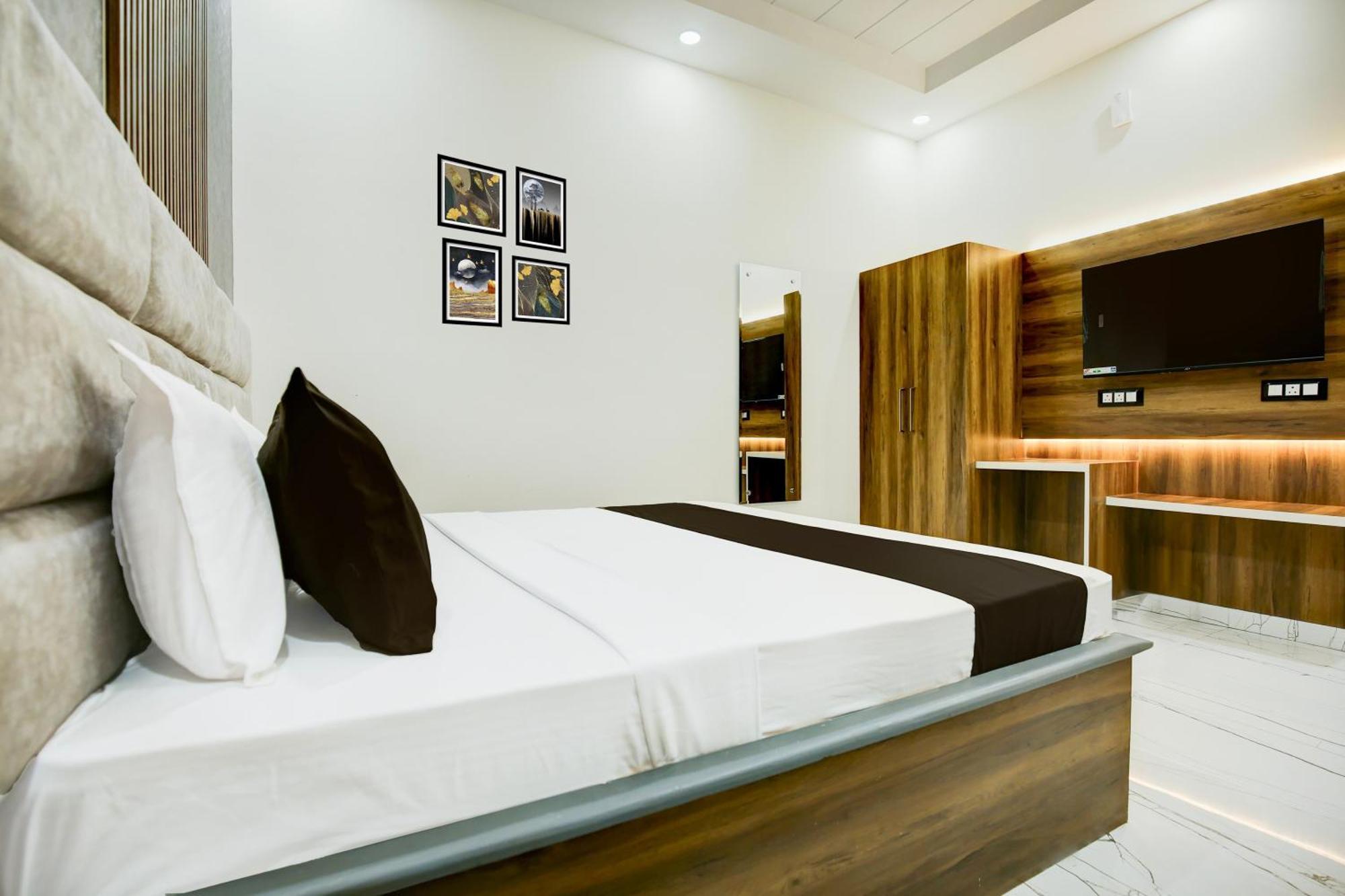Hotel O Platinum Zirakpur Exterior photo